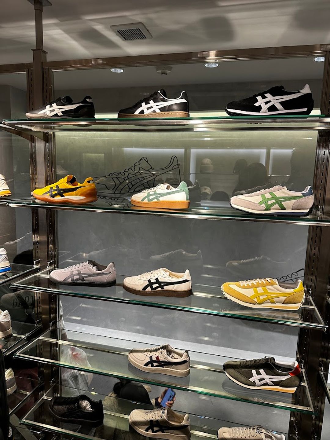 Onitsuka Tiger Osaka Shinsaibashi - 心斎橋アセットビル, 1-chōme-4