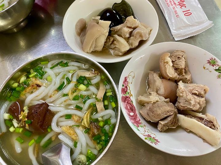NỒI CHÁO MỰC ĐẬM ĐÀ NẤU TỪ MỰC TƯƠI VÀ XƯƠNG HẦM