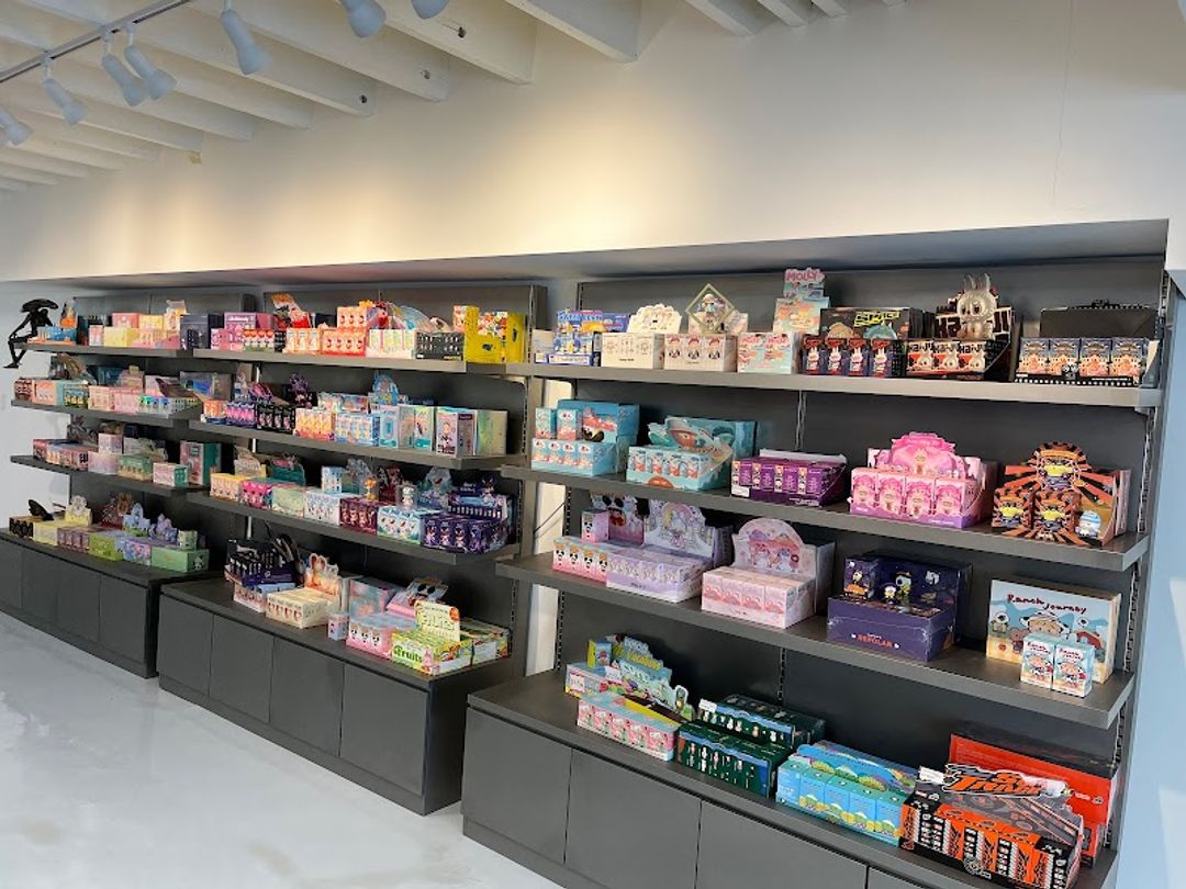 美品✨ファイバーハウス✨TOY SHOP✨ Kouhigh Toys - 7815 Melrose Ave, Los Angeles | Corner