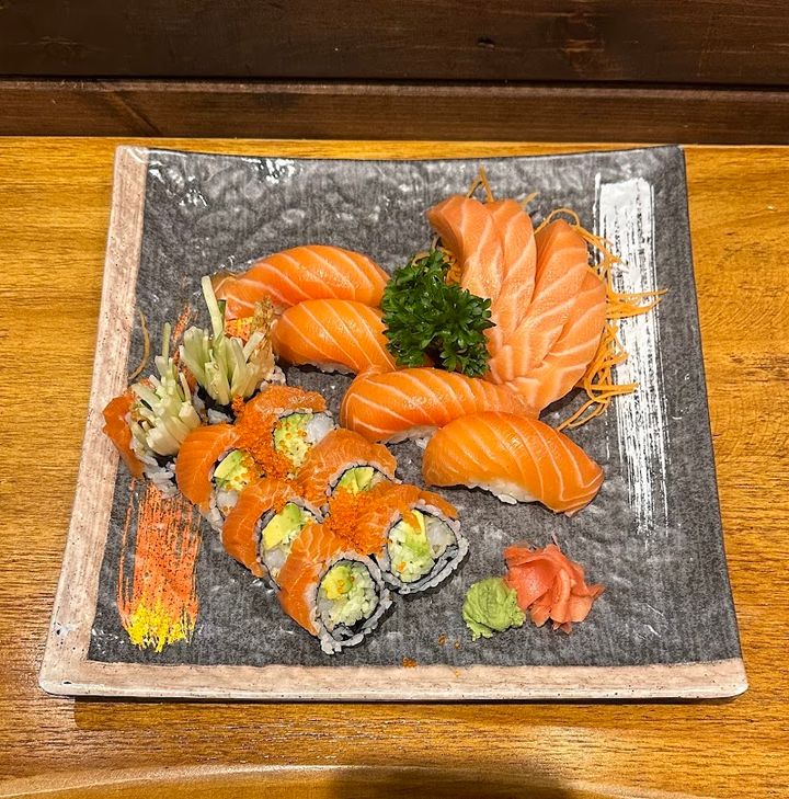 Sushi Gen (Eglinton & Yonge） - 2584 Yonge St, Toronto | Corner