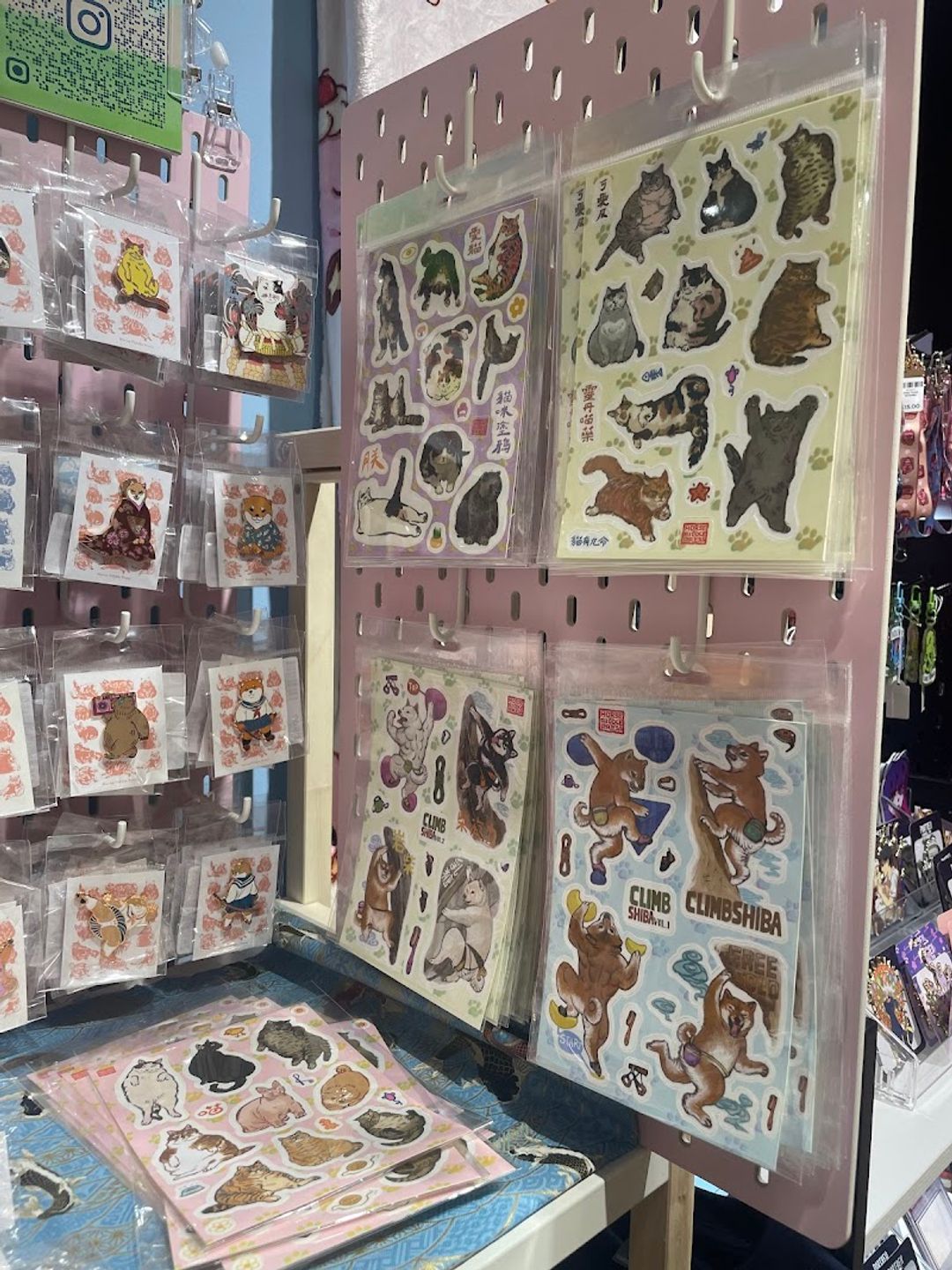 アート・デザイン・音楽 Shopping Experience Store & Showroom Artist Alley Shop - 665 Yonge St, Toronto | Corner