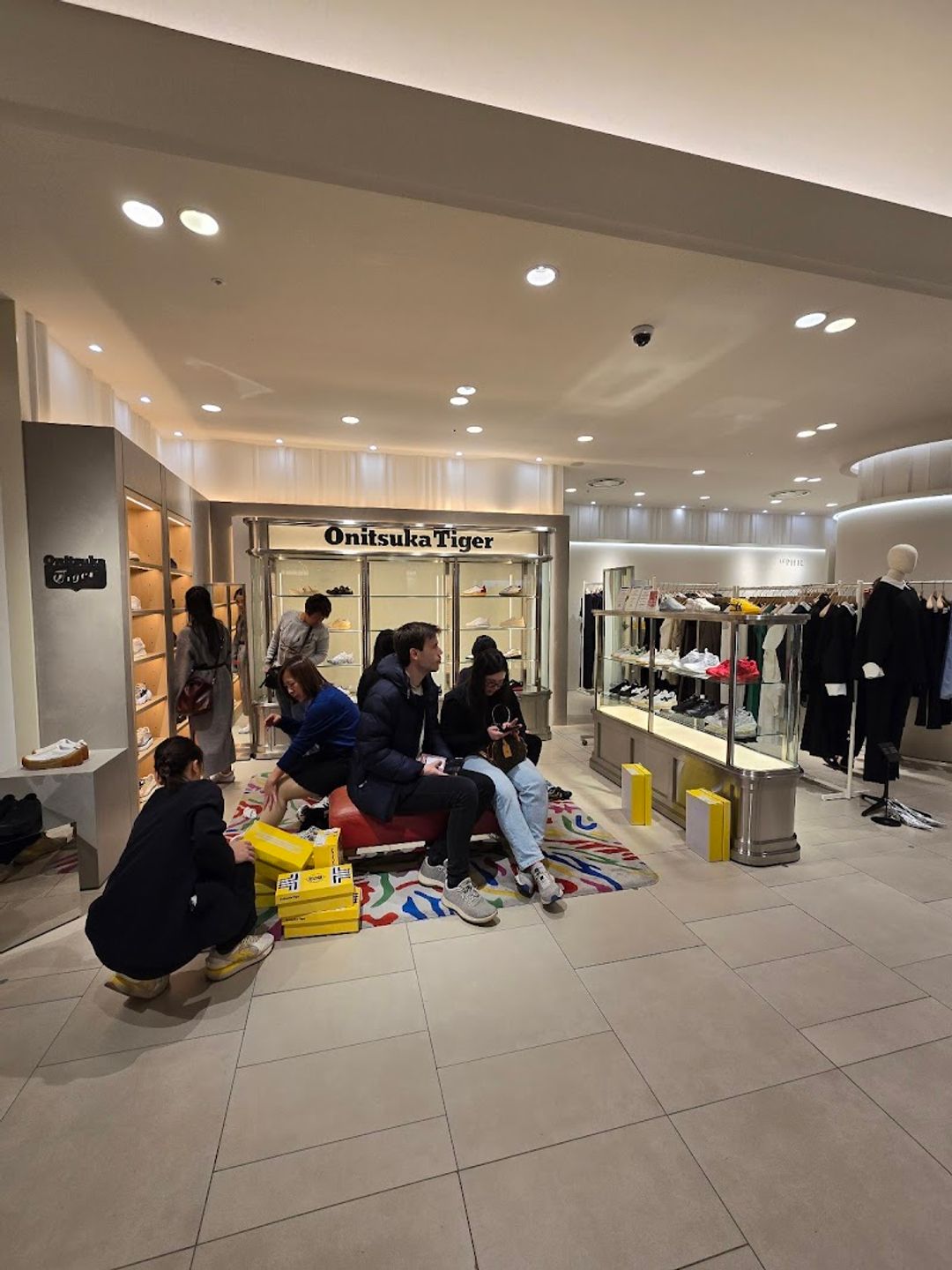Onitsuka Tiger Hankyu Umeda 4F - Osaka, Kita Ward, Kakudachō, 8−7