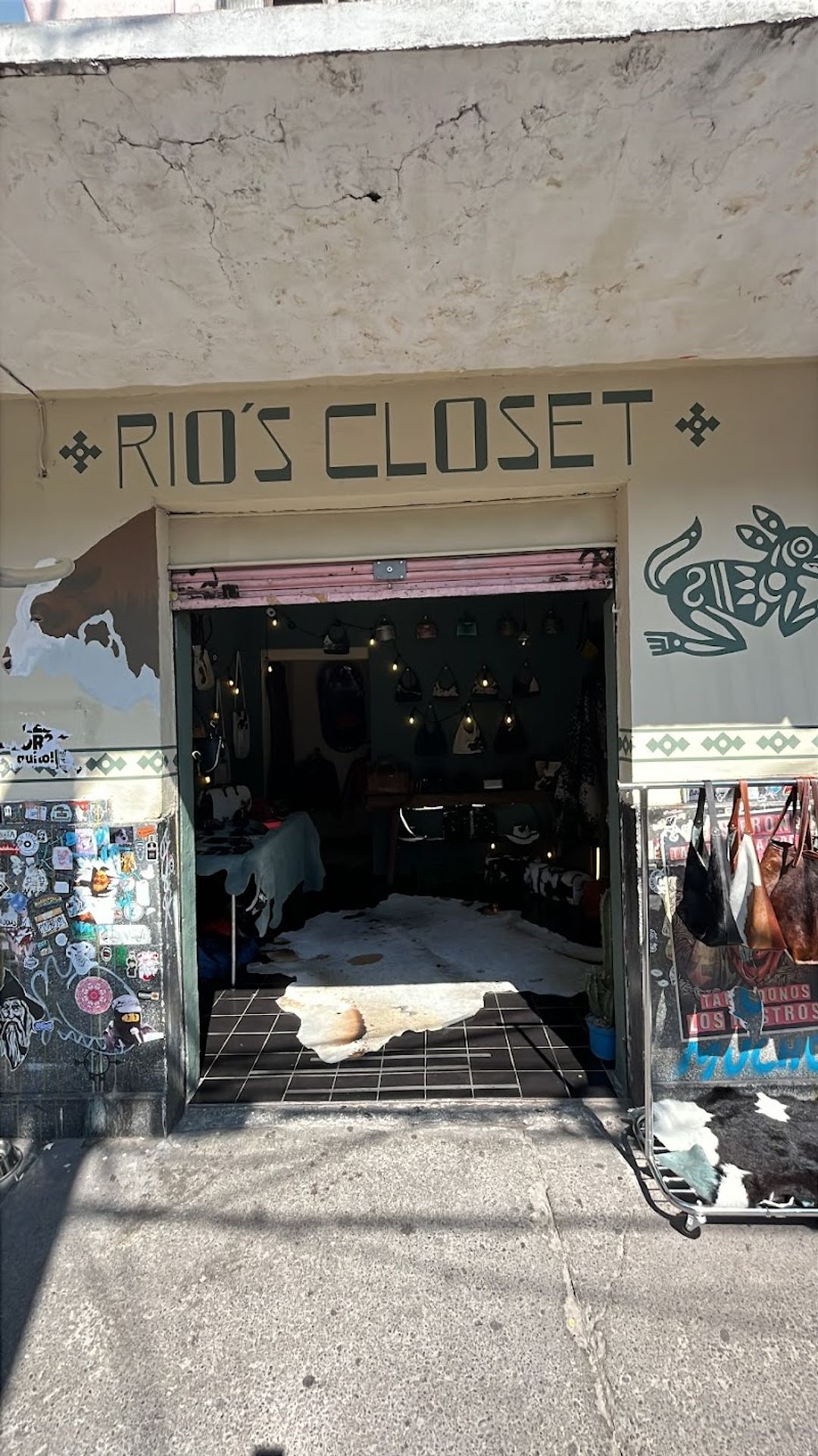 Rio's Closet MX - Guanajuato 27, Roma Nte., Ciudad de México | Corner