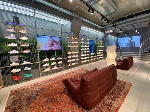 Onitsuka Tiger Shinjuku South Store - スカイビル, 4-chōme-1−4 第