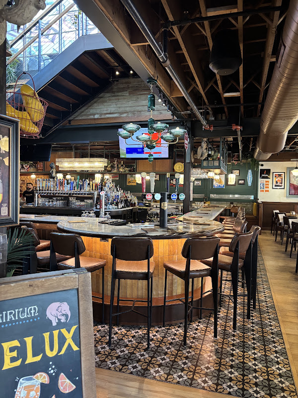 ベルナール・ビュッフェ「NEW YORK-Downtown Broadway」 Café Benelux - 346 N Broadway, Milwaukee | Corner
