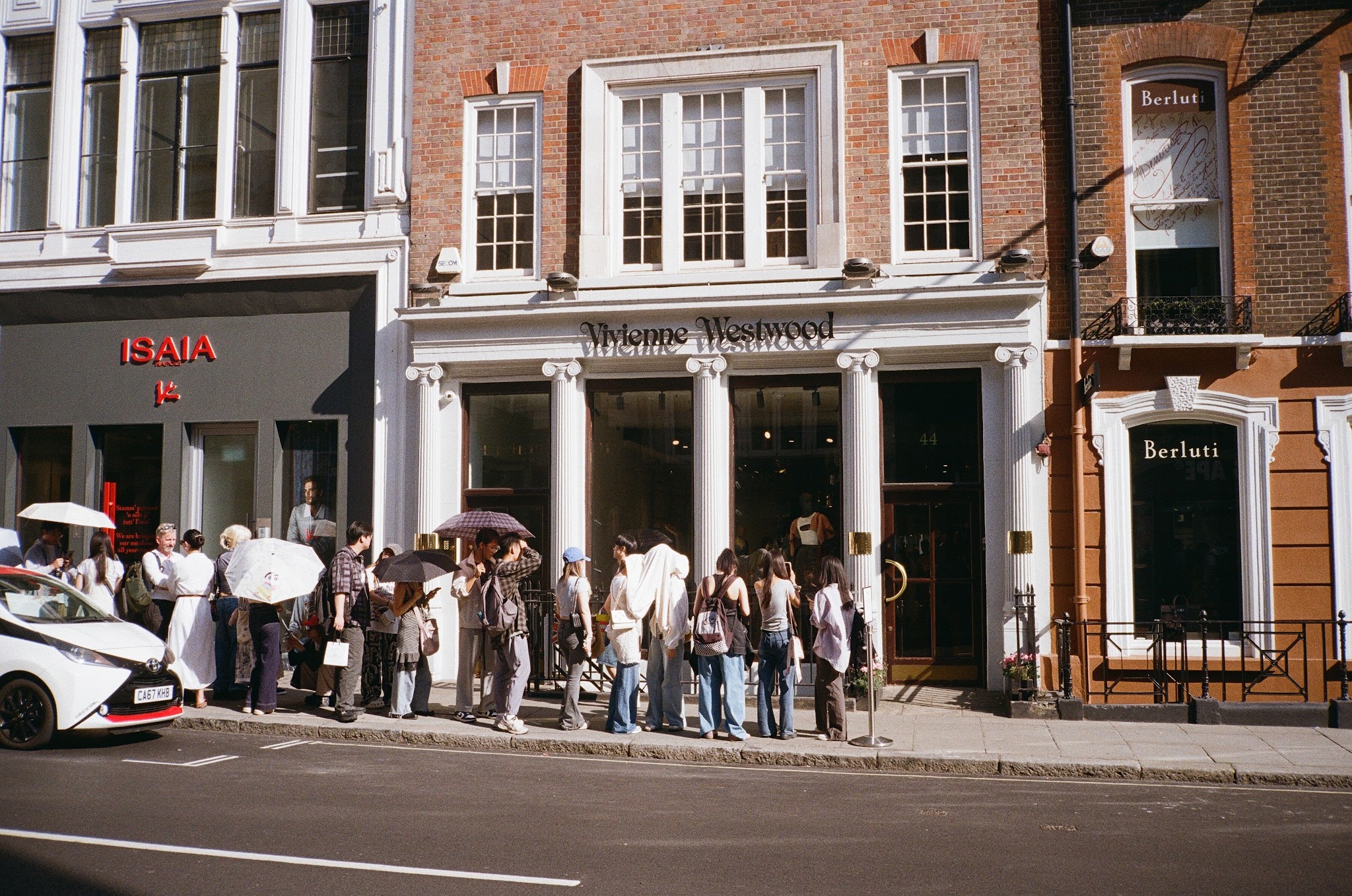 ヴィヴィアンバケットハット 44 Conduit Street, London Vivienne Westwood Flagship - 44 Conduit St, London | Corner