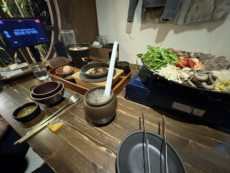 Dining One - 1 KR 서울특별시 마포구 매봉산로 80 PARK M 지1층 10호