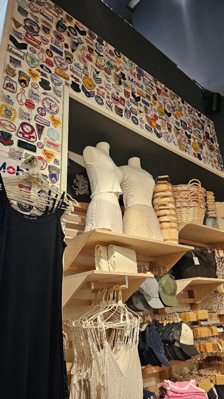 Brandy Melville - 326 Queen St W, Toronto | Corner