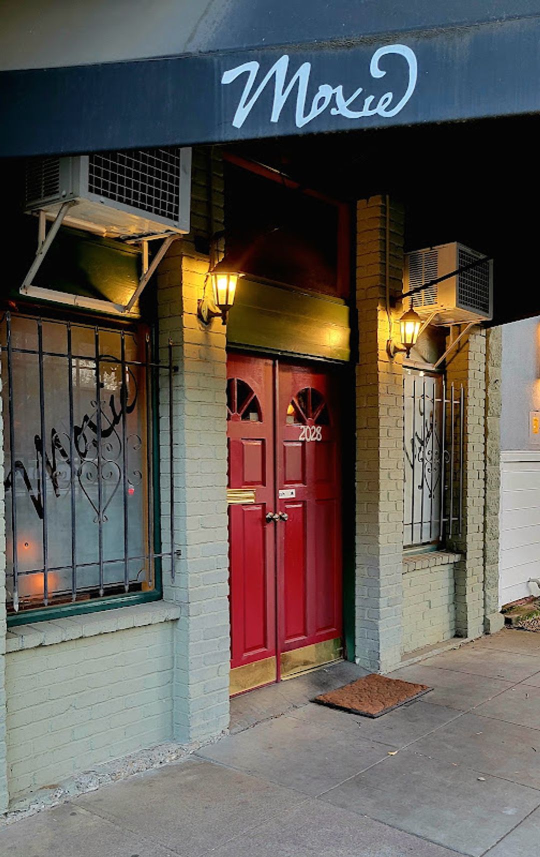 けい　2件目 Moxie Restaurant - 1/2 95811, 2028 H St, Sacramento | Corner