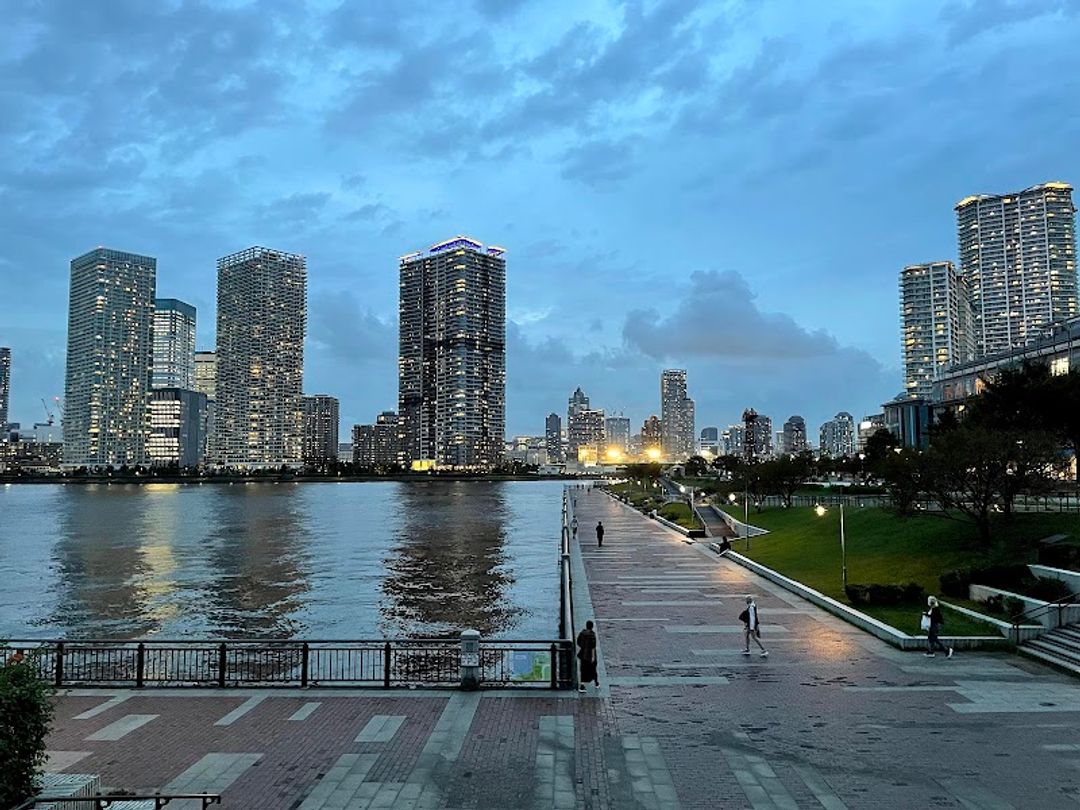 雨上がりのマジョール広場の片隅 Toyosu Park - 2 Chome-3-6 Toyosu, Koto City | Corner