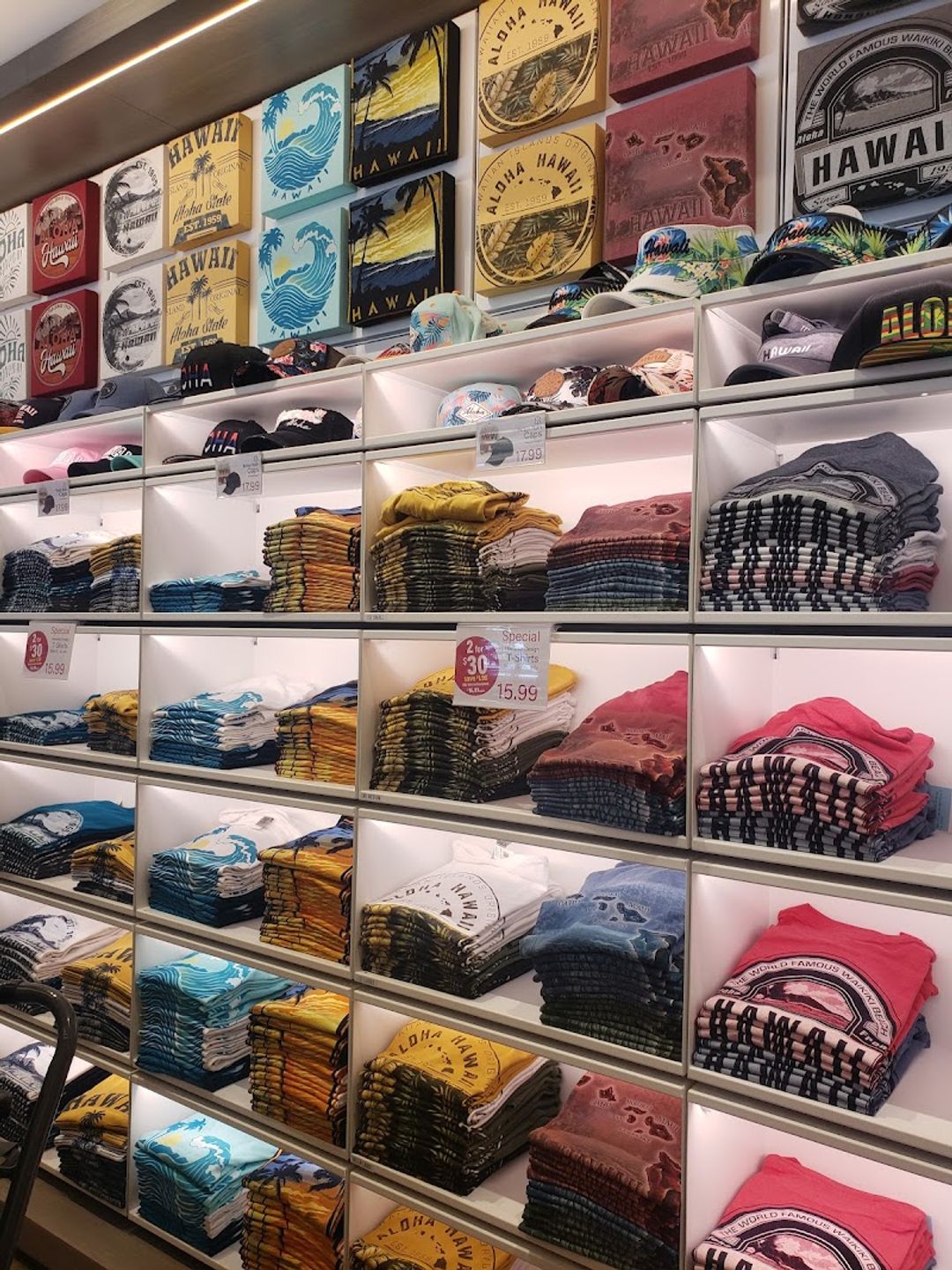 何でも屋② ABC Store - 2424 Kalākaua Avenue #136, Honolulu | Corner