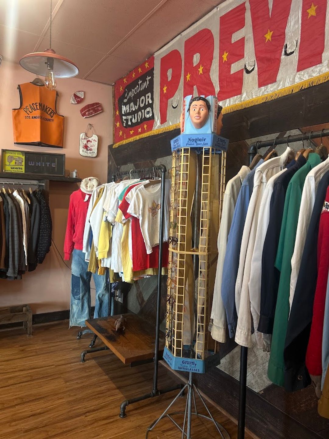 Gator's Vintage - 330 East 2nd Street ste b, Los Angeles | Corner