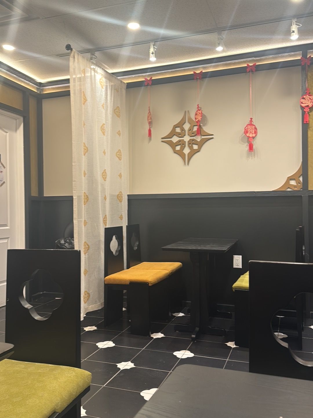 茶理宜世 Charlie's Tea（DT） - 546 Yonge St, Toronto | Corner