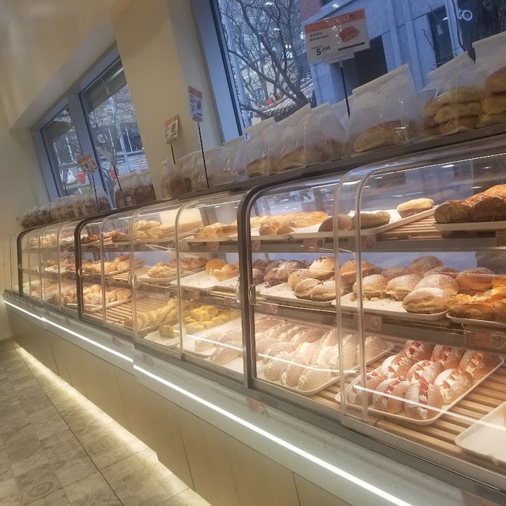 Pâtisserie Coco - 2 Rue De la Gauchetière O, Montréal | Corner