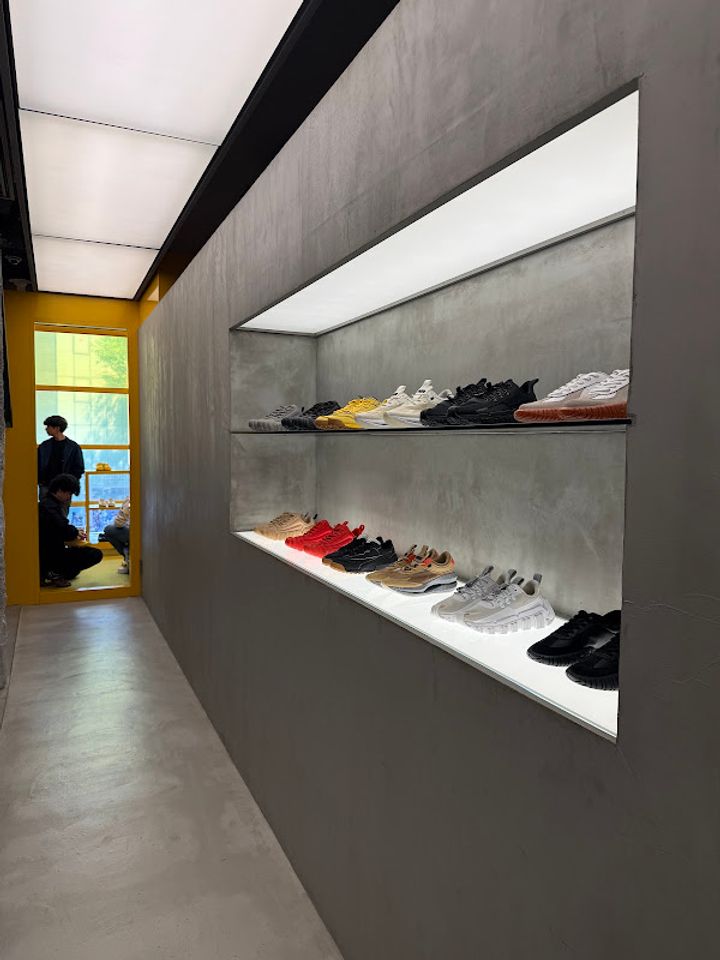Onitsuka Tiger Yellow Concept Store - Ginza Shippou Building, 5