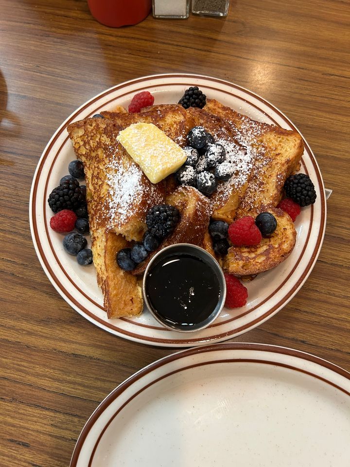 クラッシックカフェ Clark Street Diner - 6145 Franklin Ave, Los Angeles | Corner