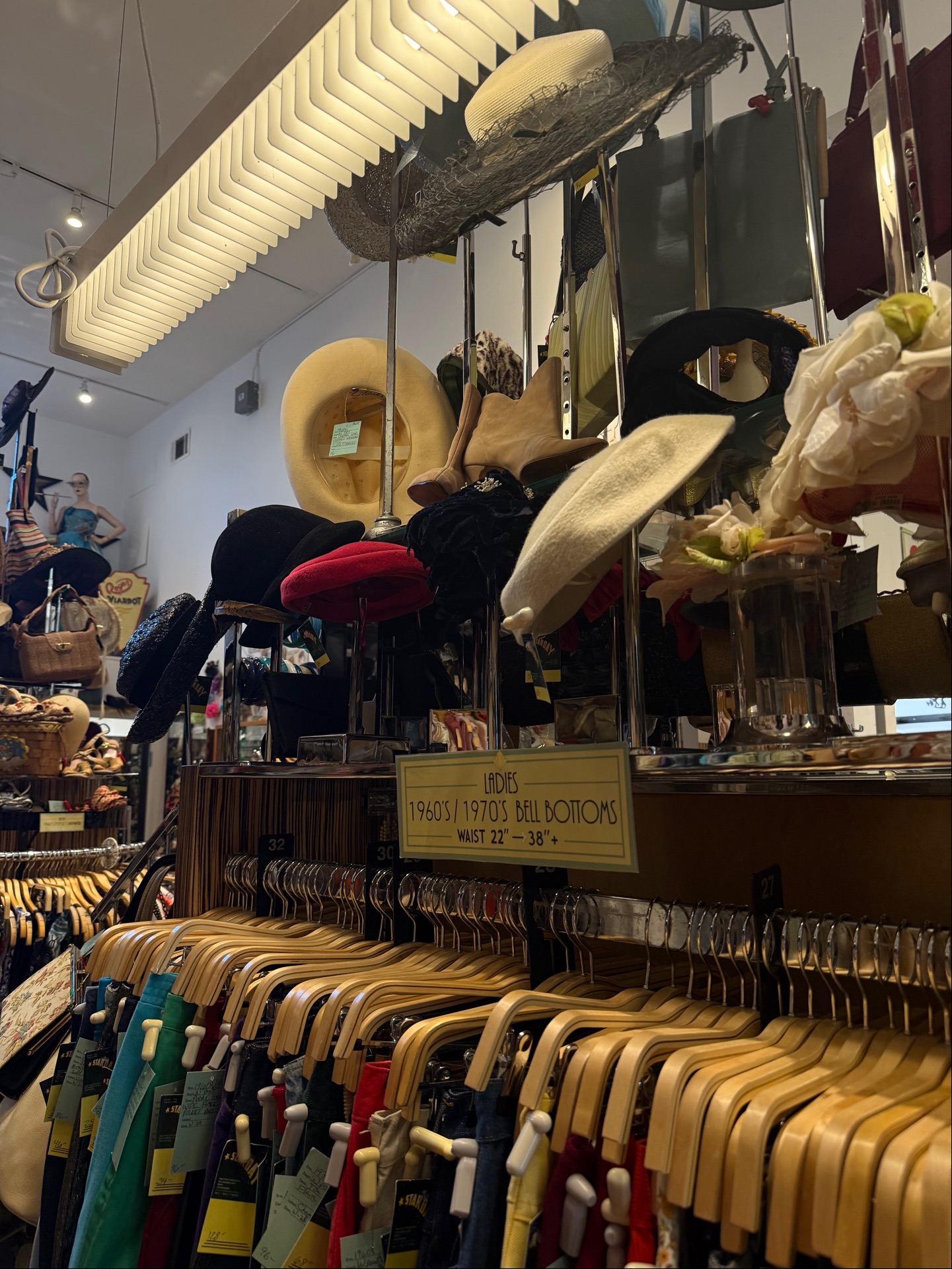 Starday Vintage - 4665 Hollywood Blvd, Los Angeles | Corner