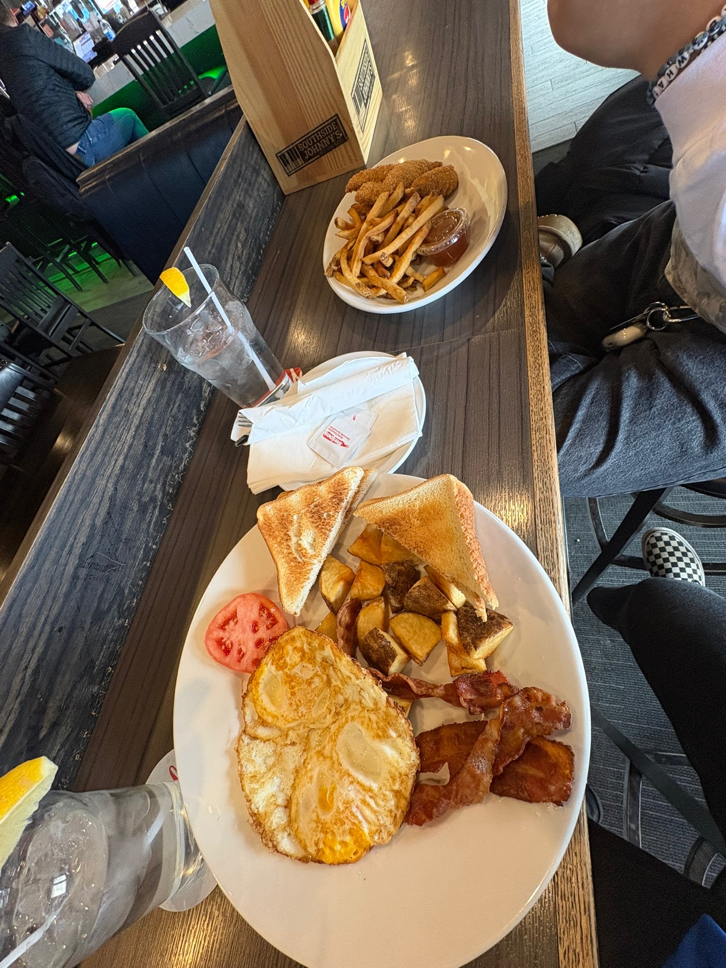 Southside Johnny's Bar and Grill - 3653 Lake Shore Blvd W