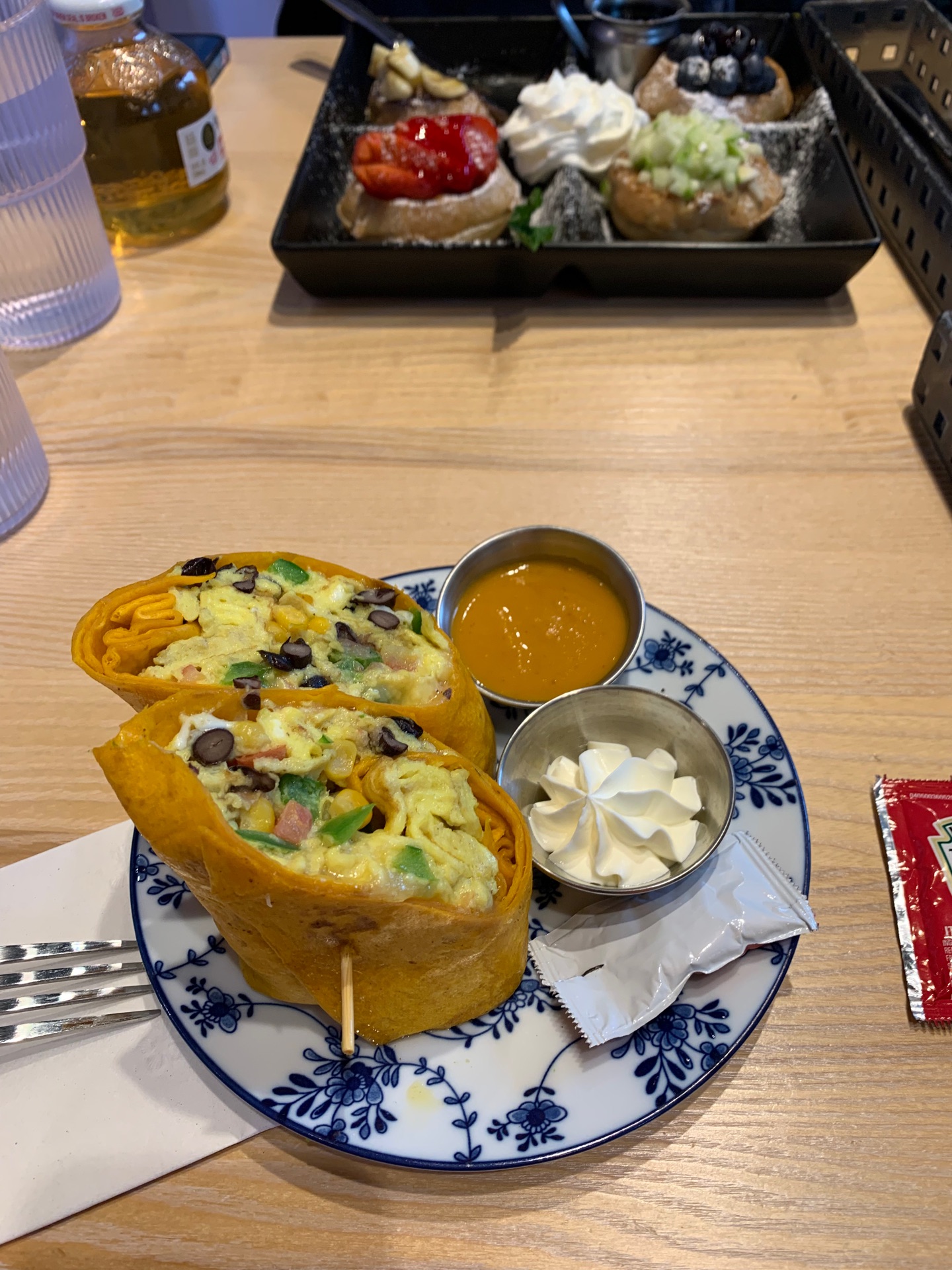 オットマン　BRUNCH The Hen Ann Arbor - Sterling 4 Eleven Lofts, 403 E Washington St
