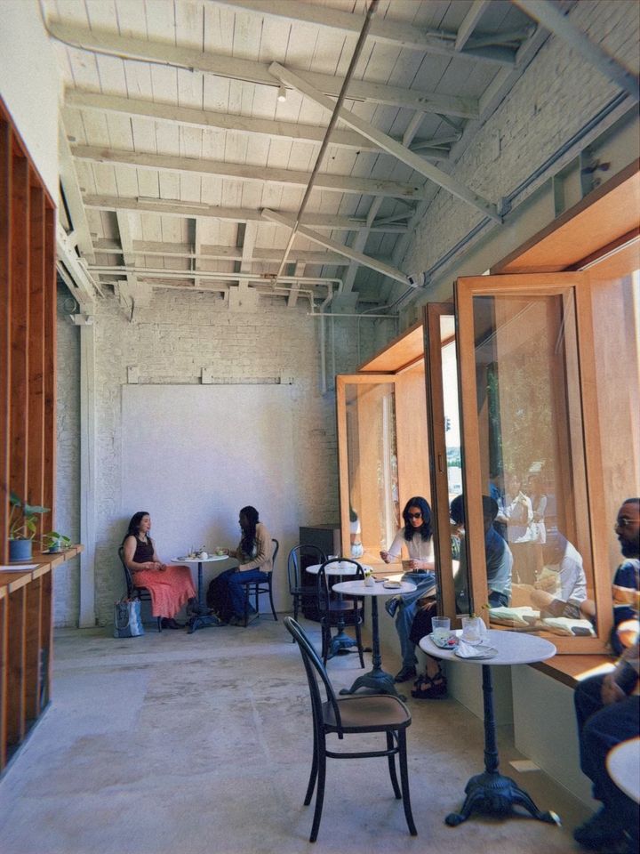 似たカフェ Comet over Delphi - 115 N Ave 59, Highland Park | Corner